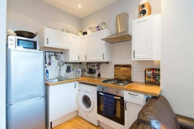 Beautiful 2 Bed Apartment Rose St - Photo3