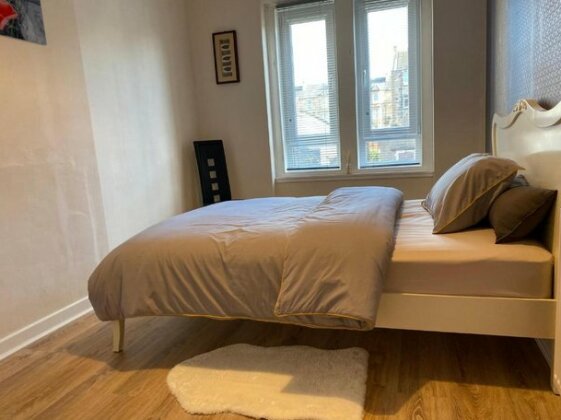 Beautiful south side 3bed room flat newly refurb - Photo4