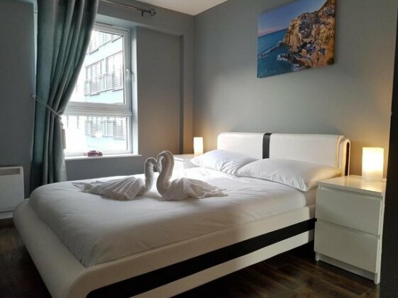 Glasgow 3 Bedroom Luxury Apartment - Photo2