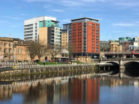 Glasgow City Centre Apartment with River Clyde Views