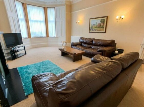 Large Glasgow South Family Home - Free Parking - Photo2