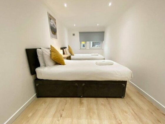 Large Modern 3 Bedroom Apartment - Free Parking