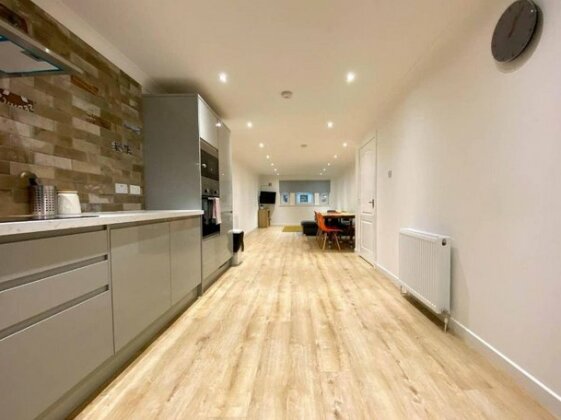 Large Modern 3 Bedroom Apartment - Free Parking - Photo2
