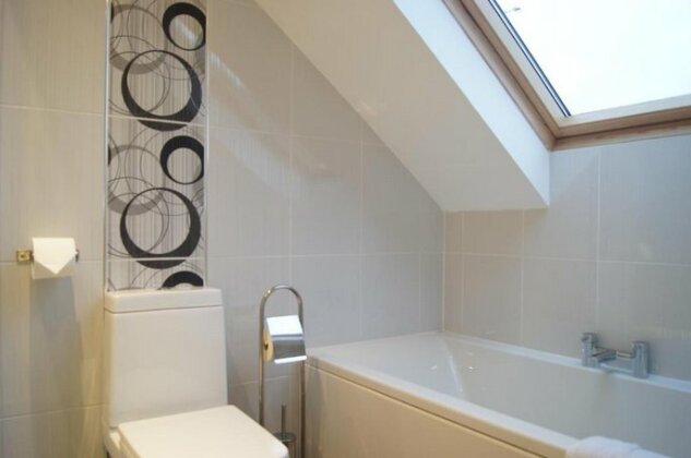 Modern Cosy Apartment In Bearsden with Private Parking - Photo5
