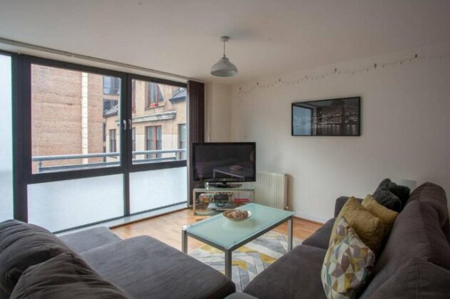 Stunning 2 bed flat with parking in heart of city - Photo3