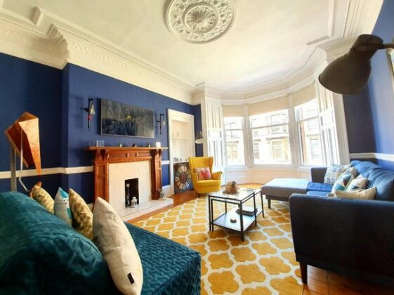 Unwind At A Tranquil Quirky Flat in West End