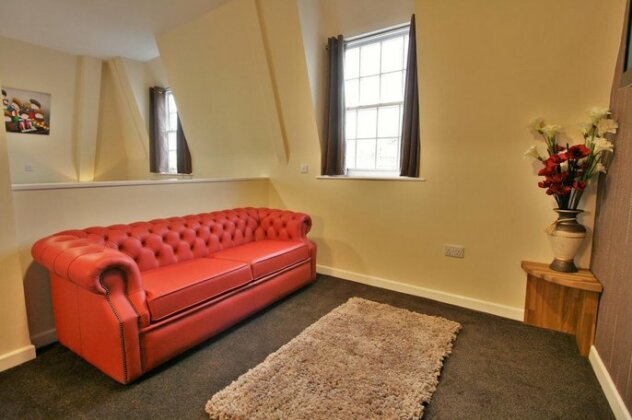 Central Hotel Gloucester by RoomsBooked - Photo3