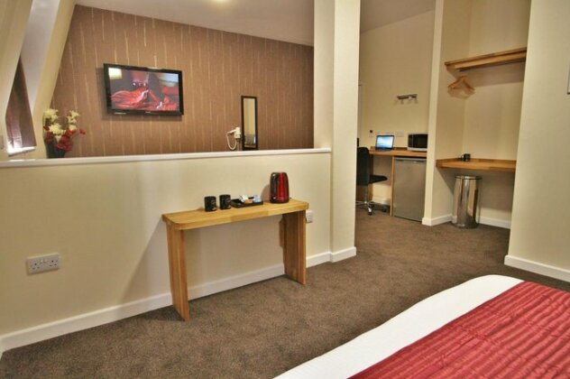 Central Hotel Gloucester by RoomsBooked - Photo5