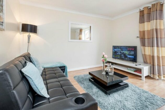 Lovely 3 bed 2 bath House Lakeside Intu Shopping Centre M25 A13 - Photo2
