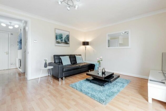 Lovely 3 bed 2 bath House Lakeside Intu Shopping Centre M25 A13 - Photo3