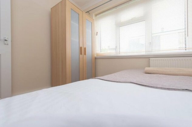 Serviced Accommodation near London and Stansted - 3 bedrooms - Photo4