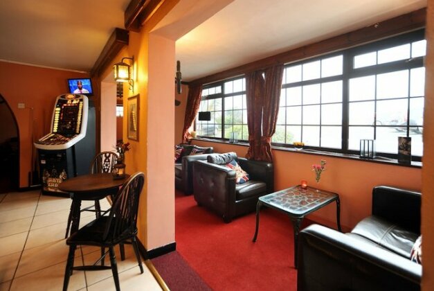 The West Country Inn - Photo3