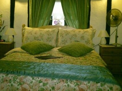 Medieval Lodge Bed & Breakfast - Photo5