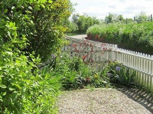 2 Bursteads Cottages - Photo5