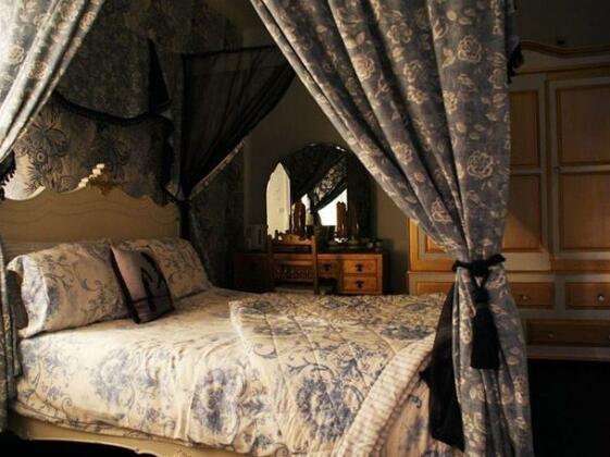 St Hildas Boutique - Photo2
