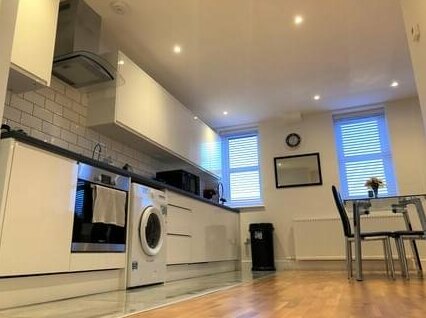 London Gatwick's No 1 Closest Apartment Upto 5 People With Free Car Park - Photo2