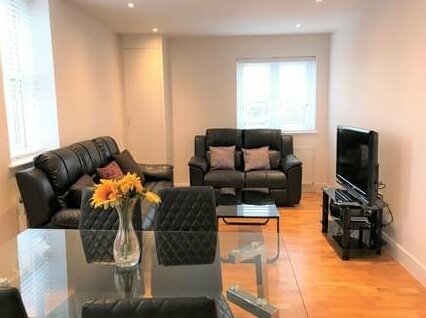 London Gatwick's No 1 Closest Apartment Upto 5 People With Free Car Park - Photo4