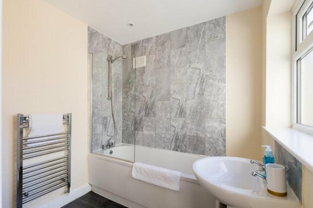 Leamington Spa Town House 2-Bed 2 Bath - Photo3
