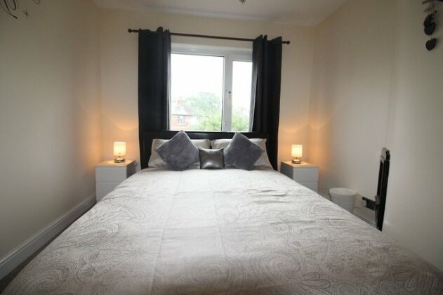 3 Bed House In Leeds - Photo2