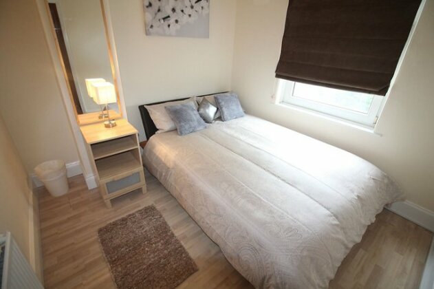 3 Bed House In Leeds - Photo3