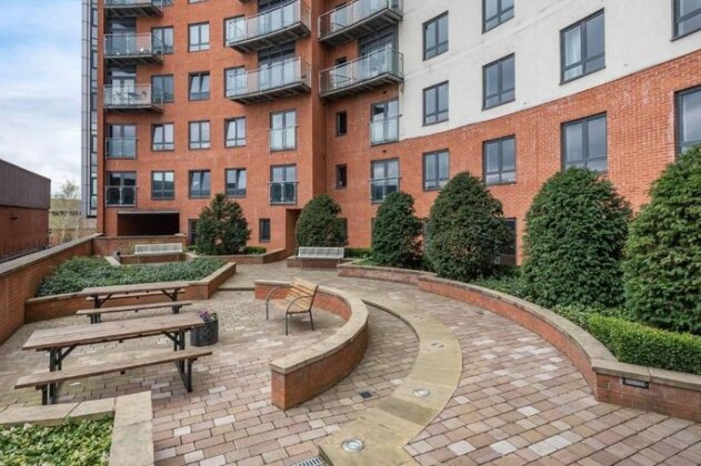 Stunning 2BR Waterside Apartment Close to Station