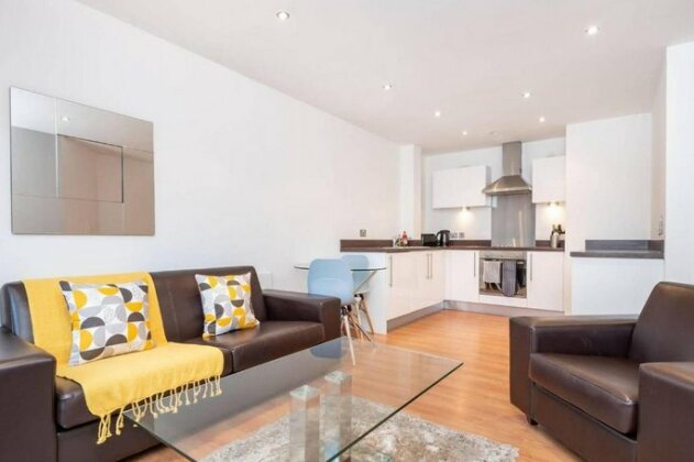 Stunning 2BR Waterside Apartment Close to Station - Photo2