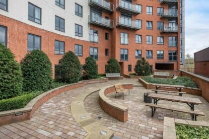 Stunning 2BR Waterside Apartment Close to Station