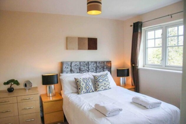 Stylish Home with free parking garden Wifi and Netflix just 7mins from Leeds - Photo2