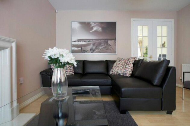 Stylish Home with free parking garden Wifi and Netflix just 7mins from Leeds - Photo3