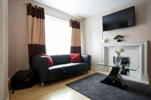 Stylish Home with free parking garden Wifi and Netflix just 7mins from Leeds - Photo4