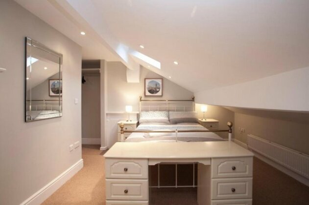 Two Bedroom Luxury Apartment by Town Hall - Photo4