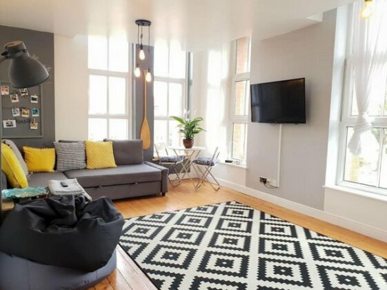 Large Apartment With Beautiful Canal Views of City - Photo2