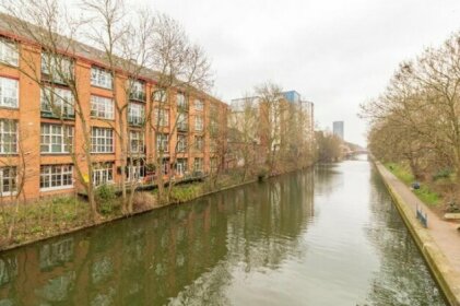 Large Apartment With Beautiful Canal Views of City