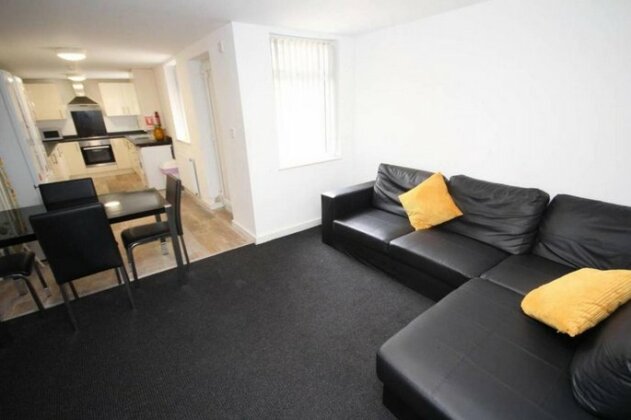 6 Bed House Liverpool - Photo2