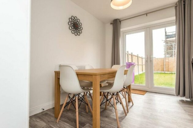 Family Friendly 3 Bed House By Airport - Sleeps 10 - Photo3