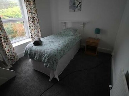 High Street 3 Bedroom House Near Cardiff by Cardiff Holiday Homes - Photo3
