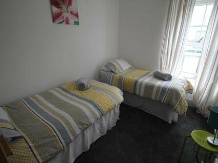 High Street 3 Bedroom House Near Cardiff by Cardiff Holiday Homes - Photo4