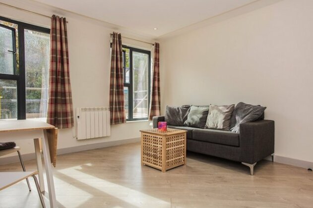 1 Bed Flat 2 Minutes From Station - Photo2
