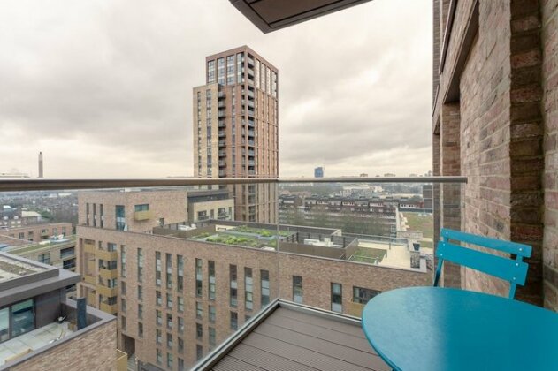 1 Bedroom Flat In Surrey Quays With Balcony
