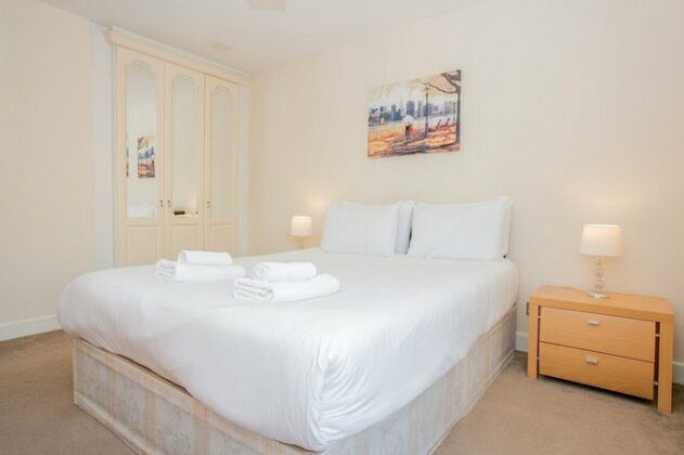 1 Bedroom Flat With Balcony Accommodates 4 - Photo4