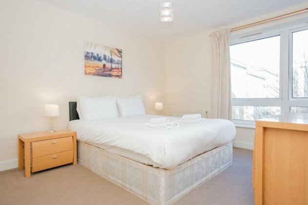 1 Bedroom Flat With Balcony Accommodates 4 - Photo5