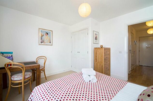 1br Apartment In Picturesque Greenwich - Photo3