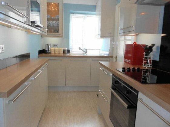 2 Bed Apartment In Viceroy Lodge Central Surbiton - Photo2