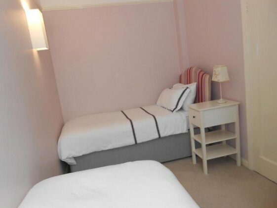 2 Bed Apartment In Viceroy Lodge Central Surbiton - Photo4
