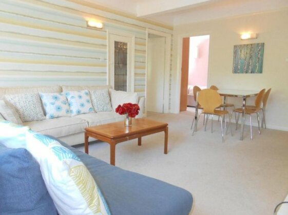 2 Bed Apartment In Viceroy Lodge Central Surbiton - Photo5
