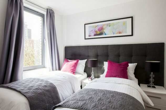 2 Bed Apartment Stratford Sk - Photo4