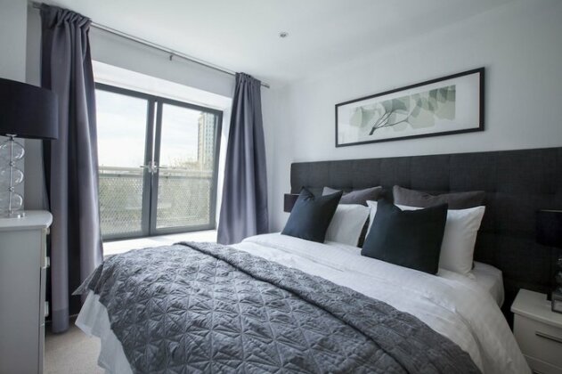 2 Bed Apartment Stratford Sk - Photo5