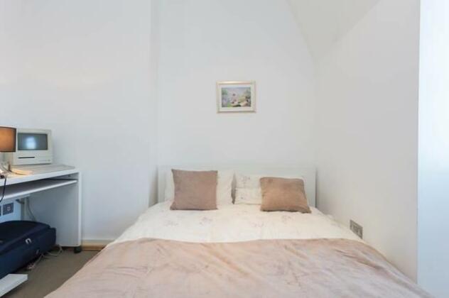 2 Bed Apartment Zone 2 London Sleeps 5 - Photo4