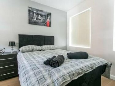 2 Bed Penthouse Style House In Camden Town