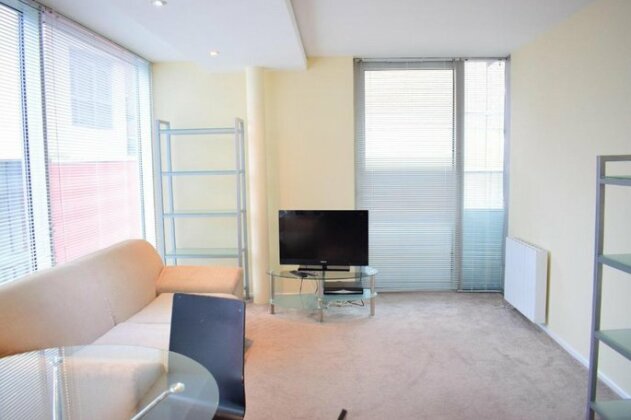 2 Bedroom Apartment In The Heart Of Stratford Sleeps 3 - Photo2